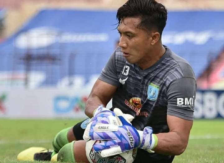 Kehadiran kiper Persela Lamongan Dwi Kuswanto sangat ditunggu-tunggu dalam menghadapi Borneo FC pada laga lanjutan Liga 1. (Foto: Istimewa)