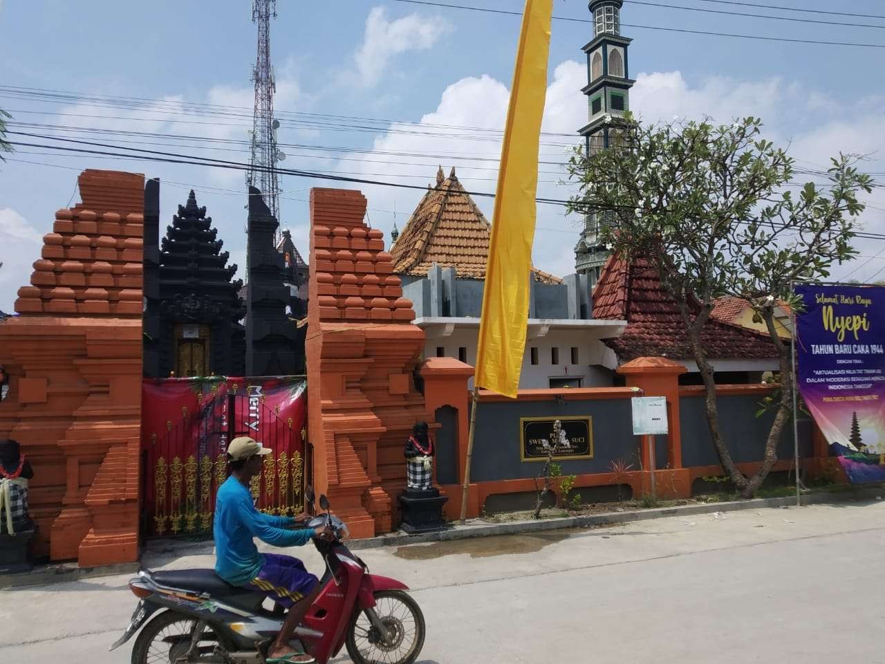 Suasana Pura Desa Balun yang tertutup dan sepi karena sedang merayakan ibadah hari raya Nyepi. (Foto: Imron Rosidi/Ngopibareng.id)