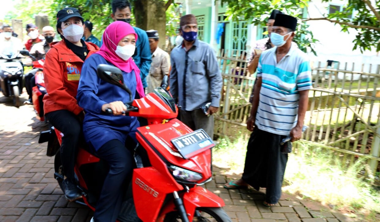 Gubernur Jatim, Khofifah Indar Parawansa mengajak Ketua DPR RI Puan Maharani menyambangi Pulau oksigen terbaik dunia Gili Iyang di Kabupaten Sumenep (Foto: Dok. Humas Pemprov Jatim)