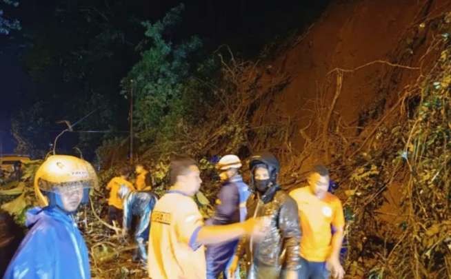 Petugas gabungan BPBD, TNI Kodim 0822, dan Polres membersihkan longsoran tanah di jalur Bondowoso - Besuki, Rabu 2 Maret 2022 malam. (Foto: BPBD Bondowoso)