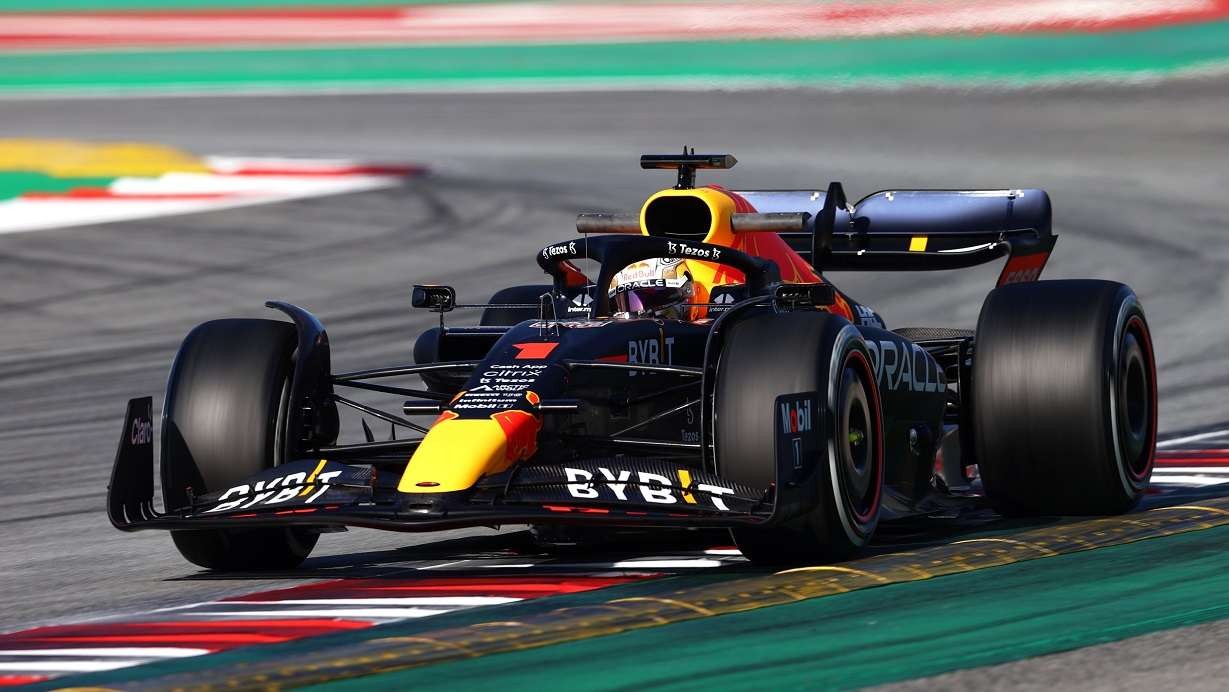 Pembalap Red Bull Max Verstappen saat beraksi pada tes pramusim. (Foto: Twitter/@Max33Verstappen)