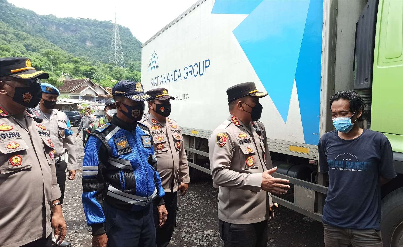 Kapolresta Banyuwangi Kombespol Nasrun Pasaribu berbincang dengan salah seorang sopir logistik di kantung parkir Terminal Sritanjung, Banyuwangi. (Foto: Muh Hujaini/Ngopibareng.id)