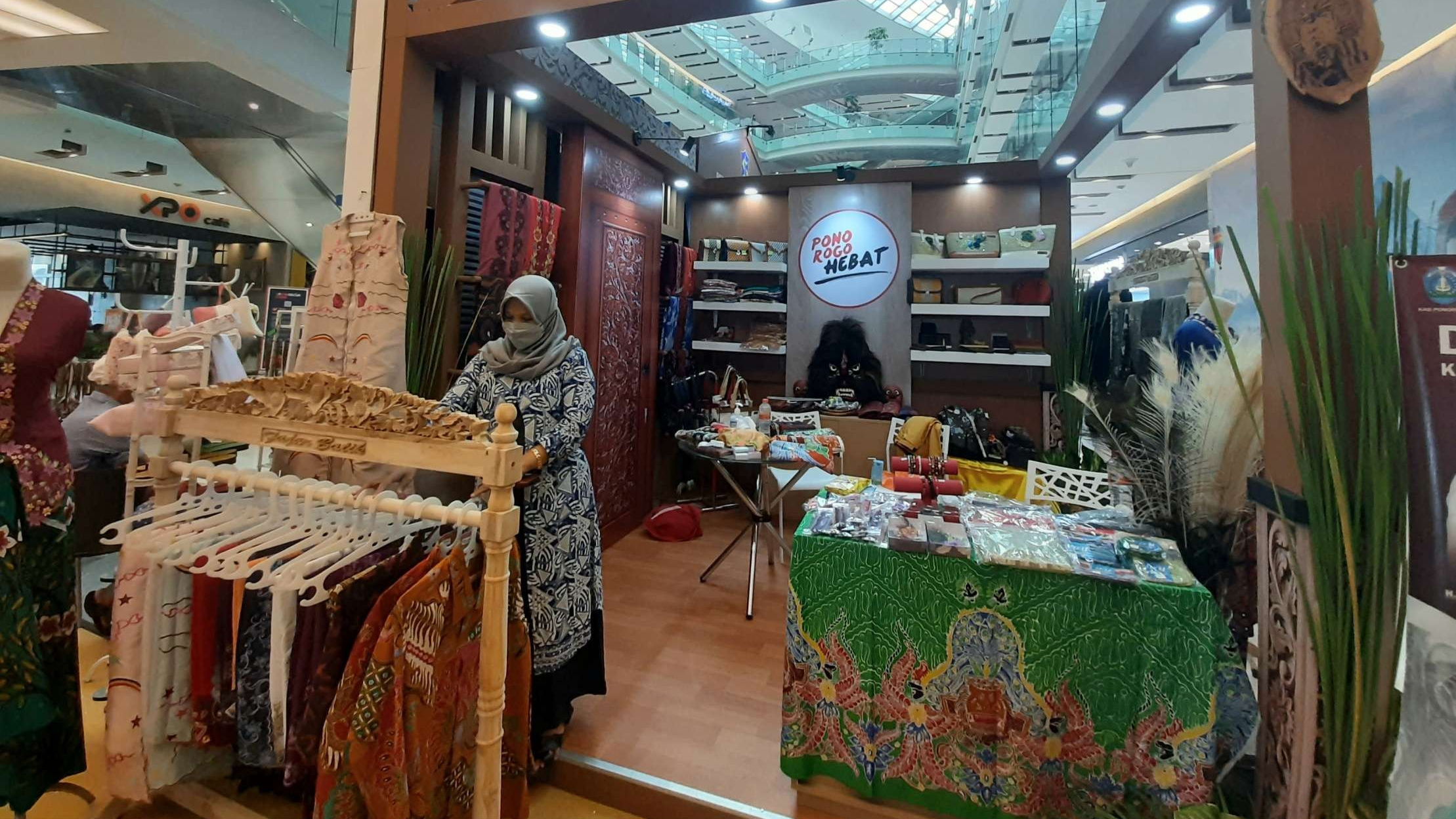 Pameran batik, bordir hingga aksesoris yang diselenggarakann di Grand City Surabaya. (Foto: Pita Sari/Ngopibareng.id)