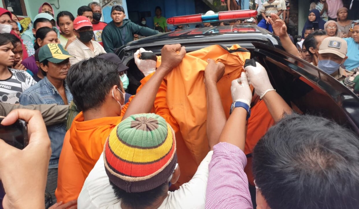 Proses evakuasi jenazah korban pembunuhan warga Kedinding, Surabaya. (Foto: Dok. Polsek Kenjeran)