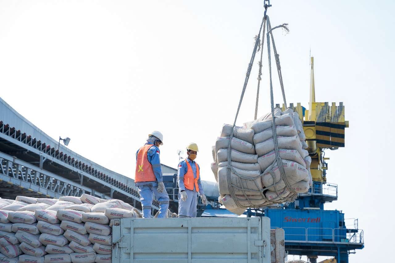 Kesibukan bongkar muat di pelabuhan SIG Tuban, Jawa Timur. (Foto: Istimewa)