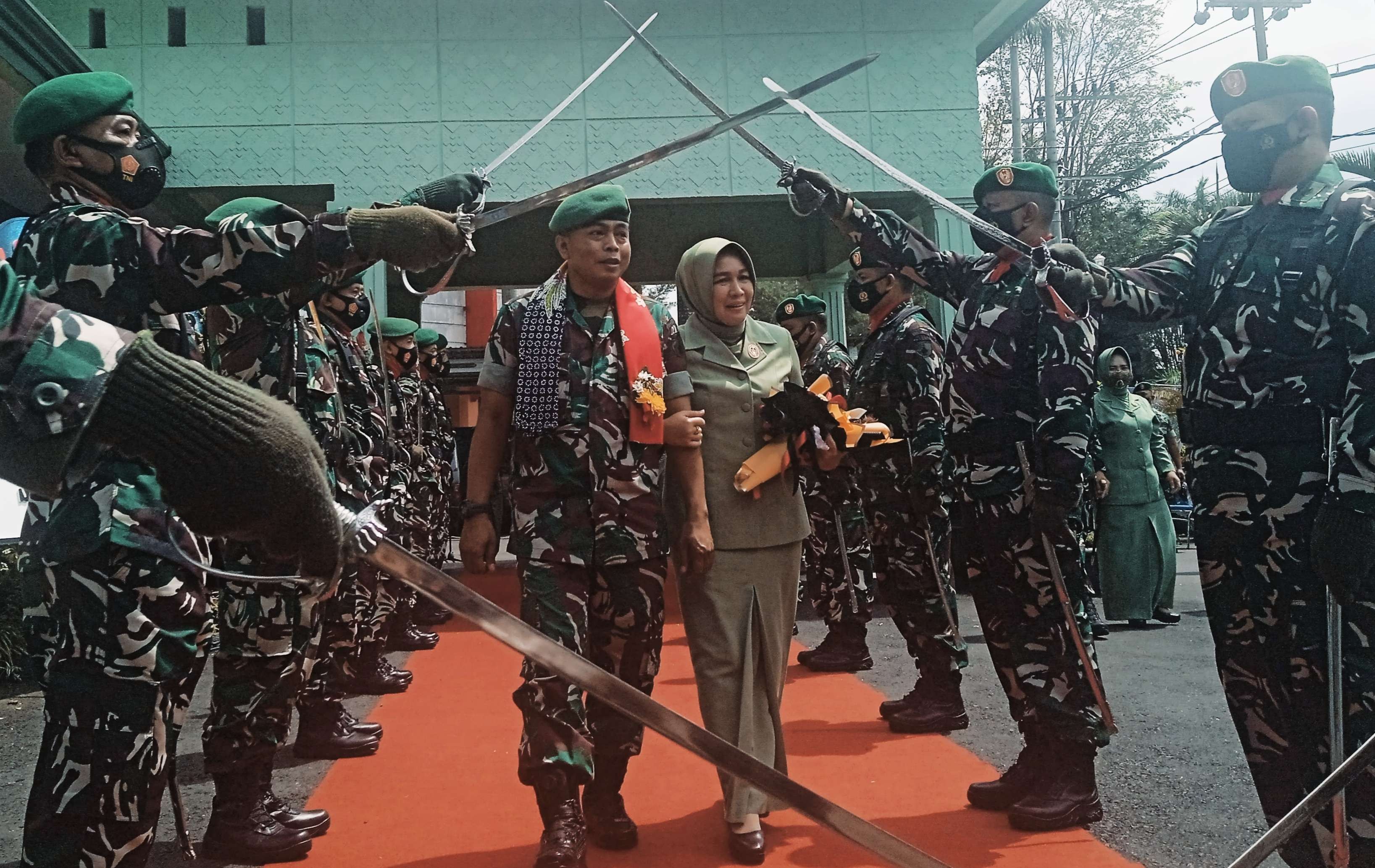 Dandim 0822 Bondowoso lama Letkol Kav. Widi Widayat dilepas dengan tradisi pedang pora di Makodim 0822. (Foto: Guido Saphan/Ngopibareng.id)