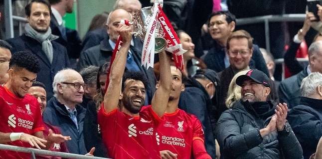 Mohamed Salah mengangkat trofi Piala Carabao. (Foto: Twitter/@LFC)