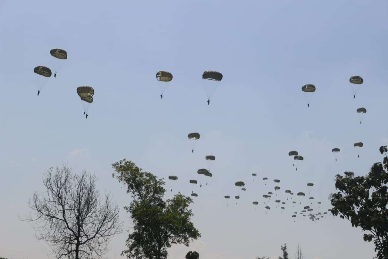 Prajurit Tentara Nasional Indonesia (TNI) Angkatan Darat (AD) dari Yonif Para Raider 501/Bajra Yudha (BY) Madiun tengah melakukan terjun payung. (Foto: Istimewa)Prajurit Tentara Nasional Indonesia (TNI) Angkatan Darat (AD) dari Yonif Para Raider 501/Bajra Yudha (BY) Madiun tengah melakukan terjun payung. (Foto: Istimewa)