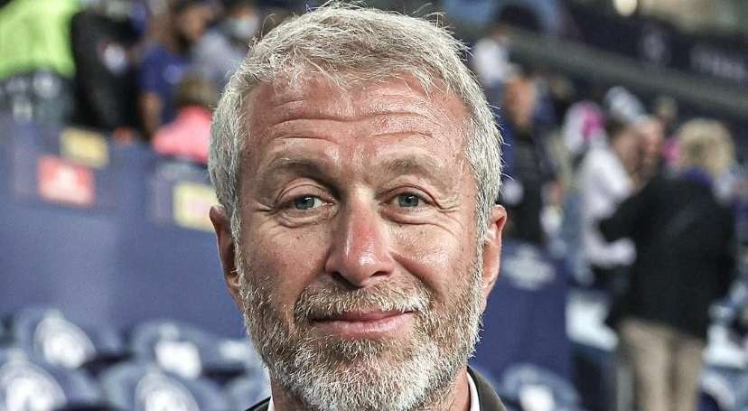 Roman Abramovich terpaksa menjual Chelsea karena hubungan dekatnya dengan Presiden Rusia Vladimir Putin. (Foto: Twitter)