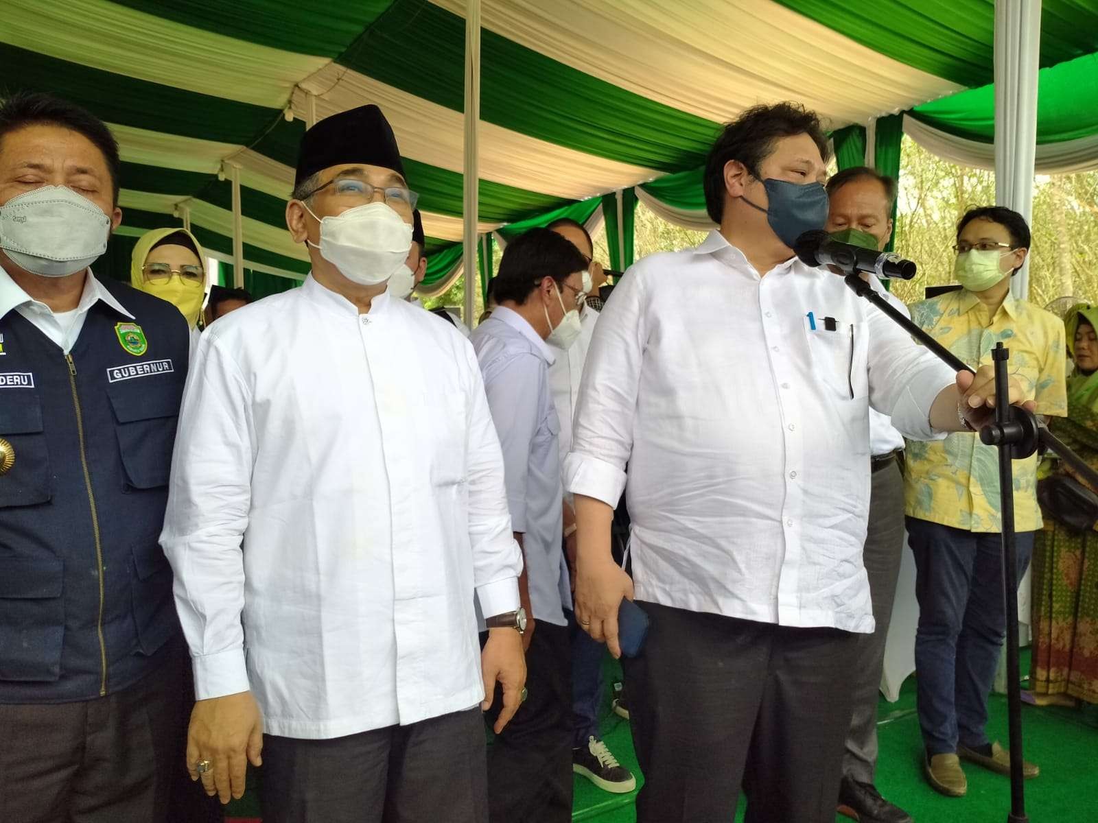 Ketua Umum PBNU, KH Yahya Cholil Staquf (Gus Yahya) bersama Menko Perekonomian Airlangga Hartarto acara temu tani sekaligus penanaman peremajaan sawit rakyat (PSR) di Desa Kencana Mulya, Kecamatan Rambang, Muara Enim, Sumatera Selatan, Jumat 4 Februari 2022. (Foto: Istimewa)