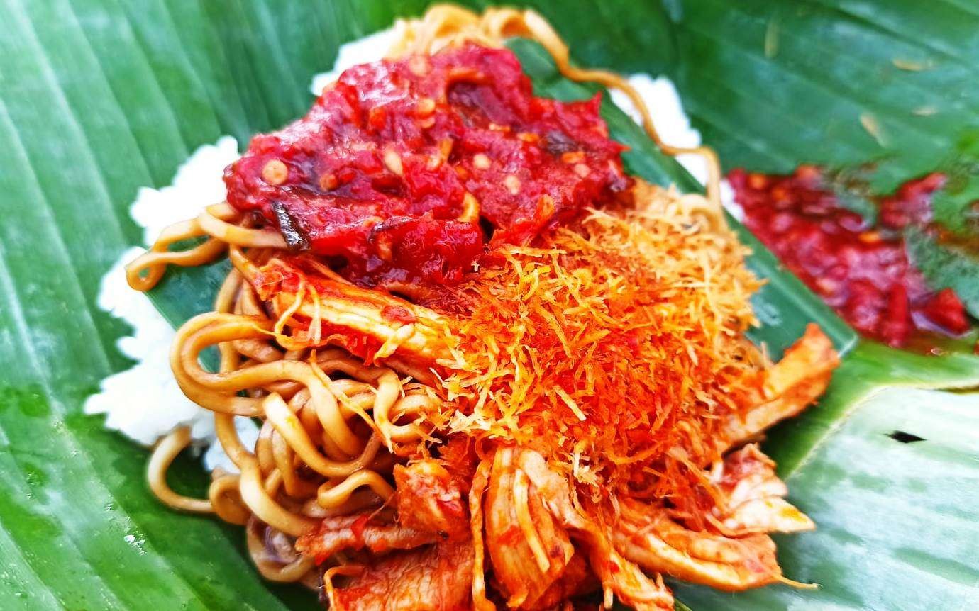 Nasi bungkus Pelabuhan Ketapang menjadi salah satu kuliner yang diminati penumpang kapal penyeberangan. (Foto: Muh Hujaini/Ngopibareng.id)