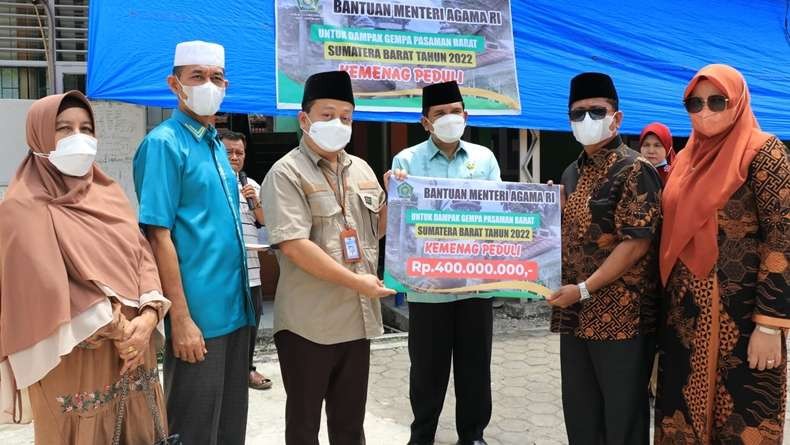 Menteri Agama Yaqut Cholil Qoumas menyalurkan bantuan senilai Rp2,35 miliar untuk masyarakat terdampak gempa Pasaman Barat senilai Rp2,35 miliar. (Foto: Kemenag).