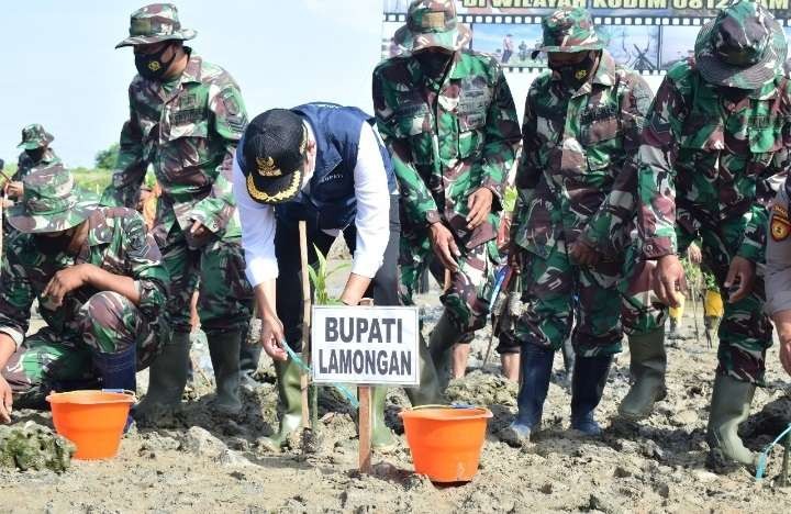 Bupati Lamongan Yuhronur Efendi yang memimpin langsung tanam mangrove bersama Dandim 0812 Lamongan Letko Kav Endi Siswanto Yusuf di di Desa Sedayulawas, Kecamatan Brondong, Jumat 4 Maret 2022. (Foto: Istimewa)