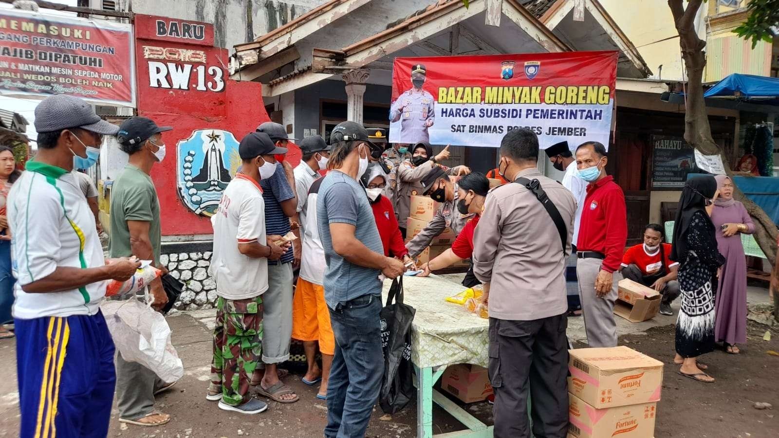 Suasana bazar minyak goreng harga subsidi pemerintah yang digelar Polres Jember di Kecamatan Puger, Jumat 4 Maret 2022. (Foto: Istimewa)