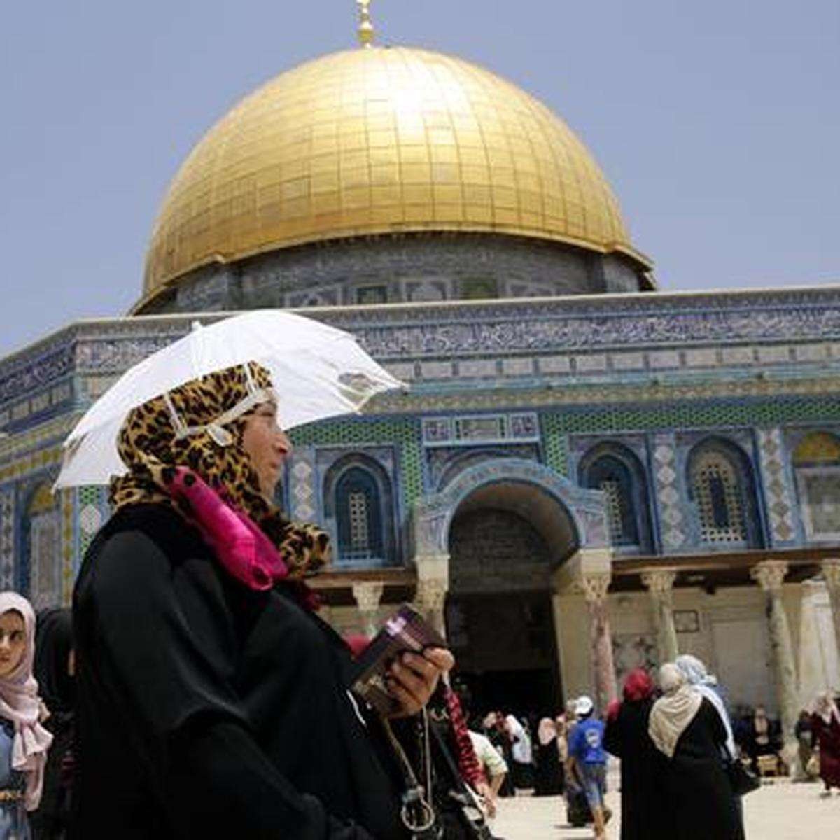 Seorang Muslimah di samping Masjid Al-Aqsha Yerusalem. (Foto:travellers)