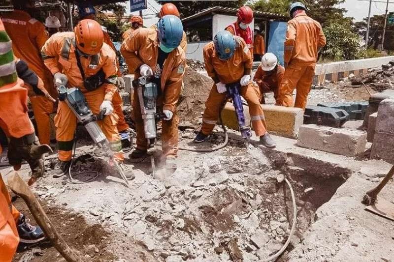 Pekerja PLN saat melakukan pembongkaran di Joint Box 3 (JB3) sampai JB5 di sekitar Jembatan Suramadu. (Foto: PLN)