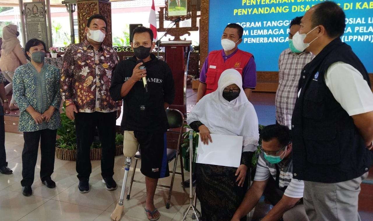 Foto : Pembagian dan pemasangan kaki palsu di pendopo Rumah Dinas Bupati Blora (Ahmad sampurno / Ngopibareng.id)