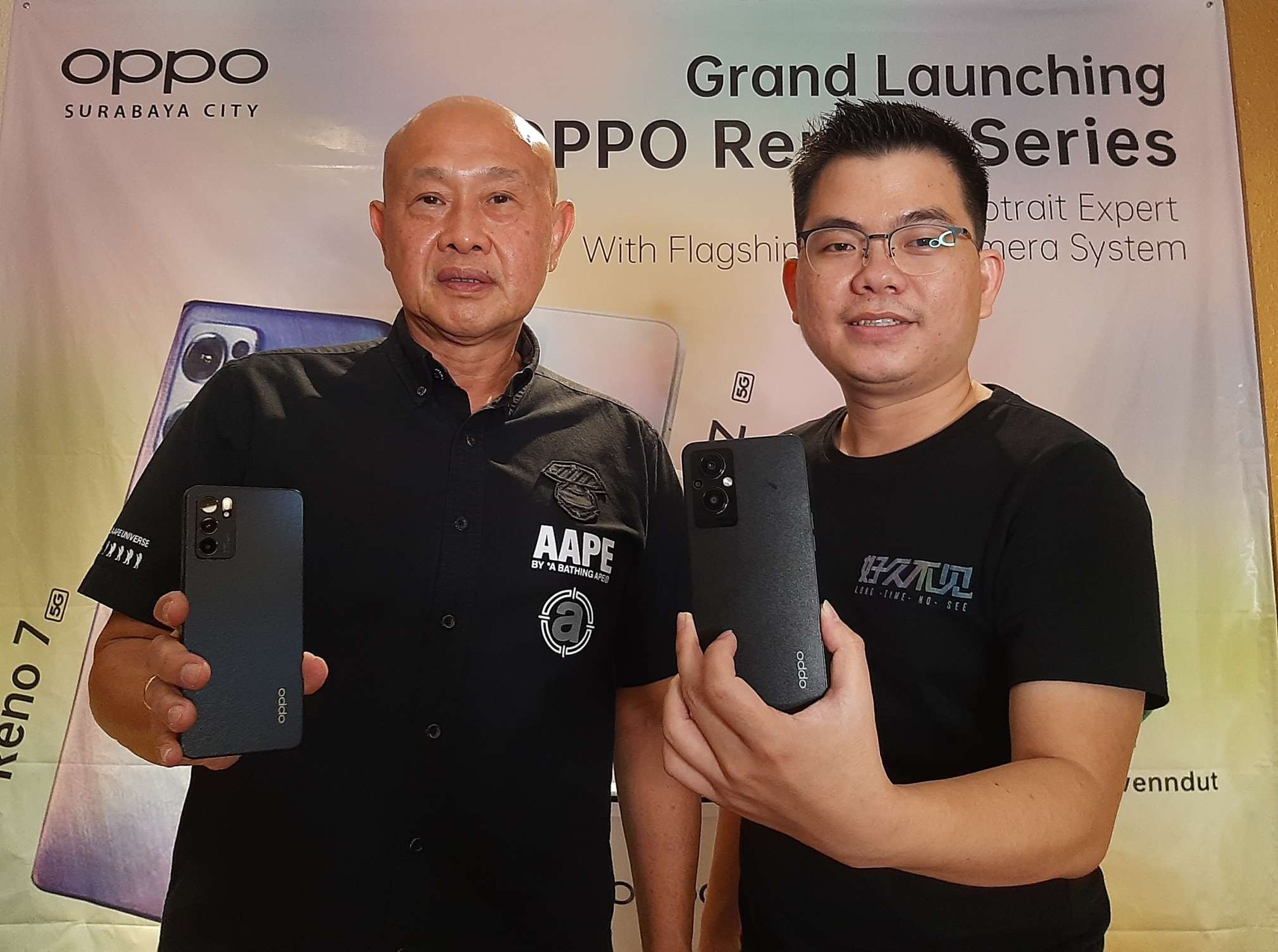 Owner Apollo Gadget Store, Irwan Harianto dan Regional General Manager OPPO Surabaya, Herman saat menunjukkan perangkat terbaru OPPO Reno7 Series dalam acara Grand Launching di Surabaya. (Foto: Pita Sari/Ngopibareng.id)