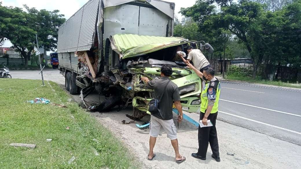 Kondisi truk box ringsek bagian depan. (Foto: Khoirul Huda/Ngopibareng.id)