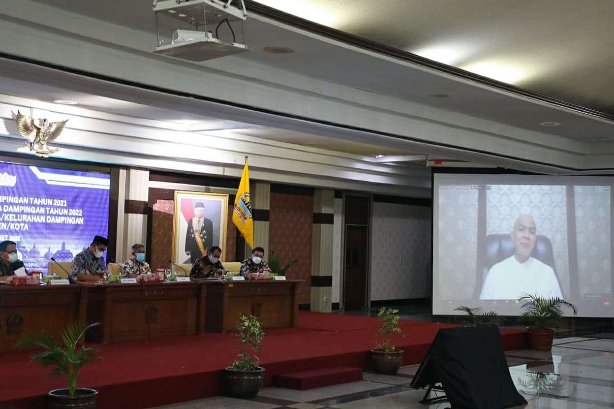 Gubernur Jawa Tengah Ganjar Pranowo (visual) saat memberi pengarahan dalam Rapat Evaluasi dan Koordinasi Desa Dampingan Tahun 2022, secara daring, Jumat 4 Maret 2022. (Foto: Istimewa)