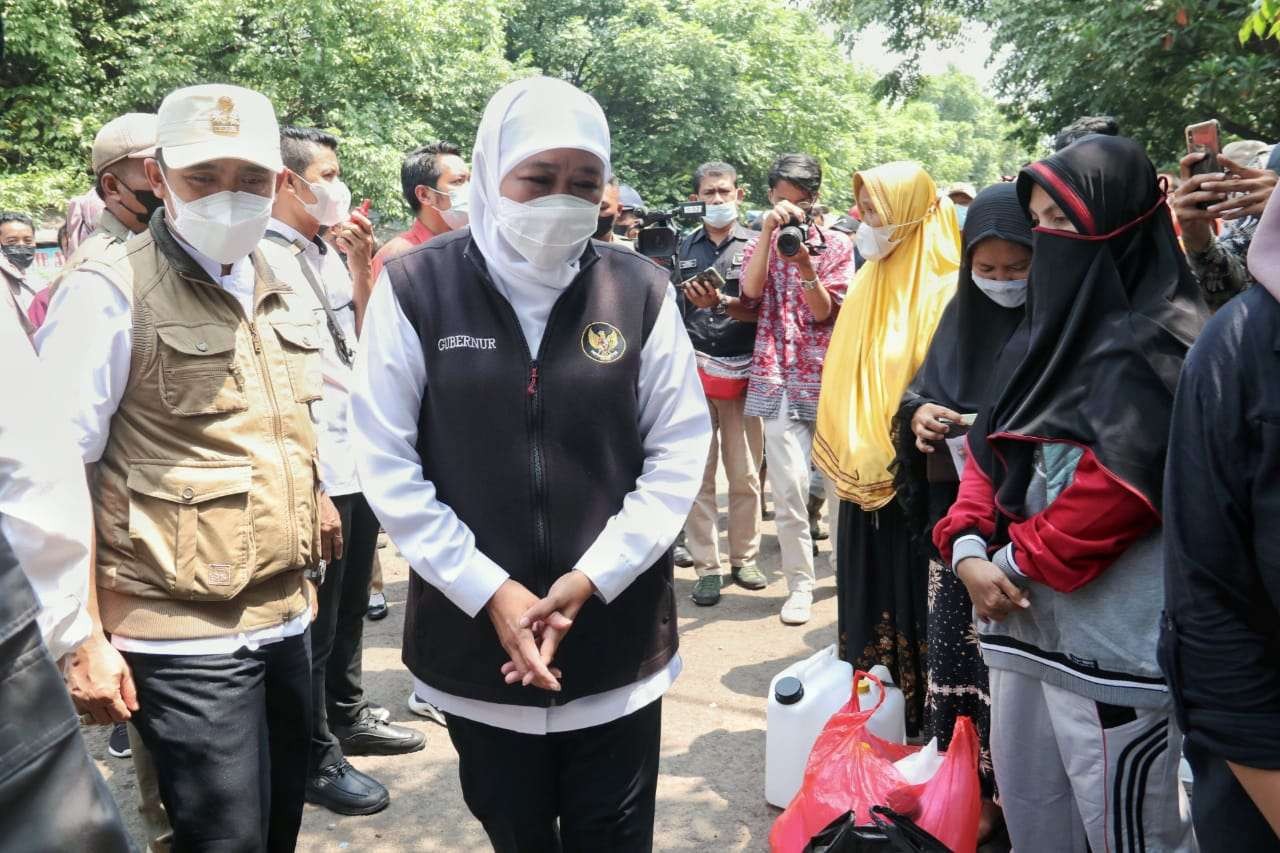 Gubernur Jawa Timur Khofifah Indar Parawansa bersama Wawali Kota Pasuruan Adi Wibowo memantau distribusi minyak goreng di Pasar Besar Kota Pasuruan, Jumat 4 Maret 2022. (Foto: Istimewa)