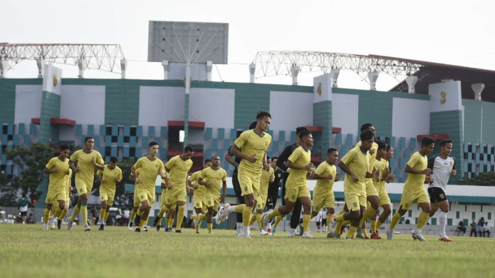 Para pemain Persebaya saat menjalani latihan. (Foto: Istimewa)