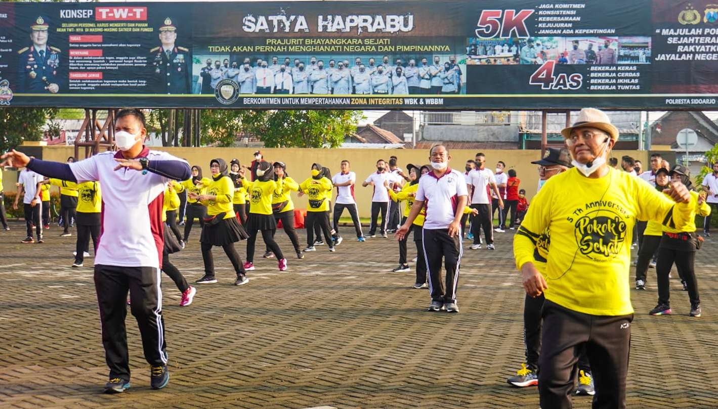 Dahlan Iskan (topi kuning) senam bersama Kapolresta Sidoarjo (kaos putih) (foto: Aini/Ngopibareng.id)