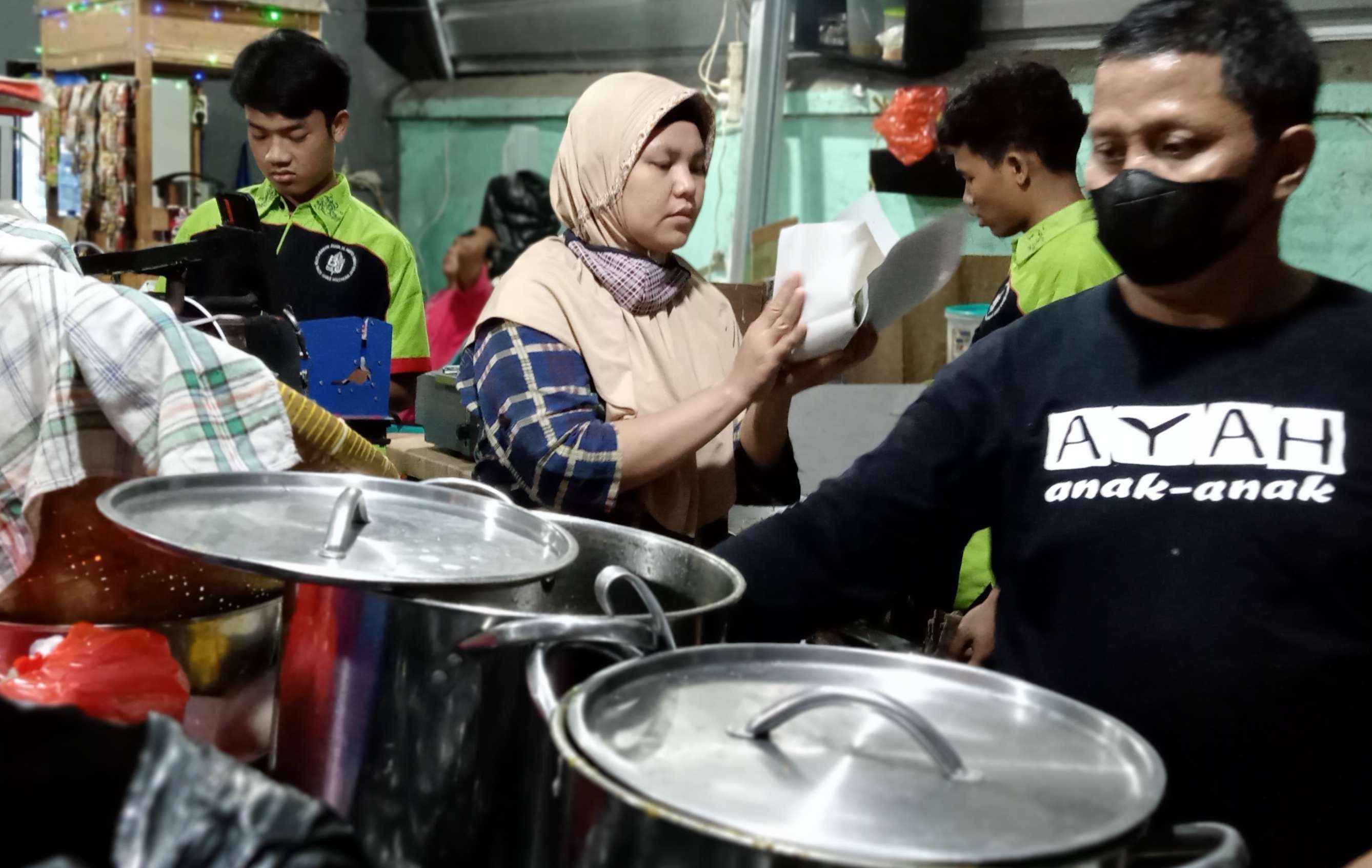 Penerus Bakmi Jawa H Minta 1964 Trianto bersama istrinya Rita, sibuk melayani pelanggan. (Foto: Asmanu Sudaraso/Ngopibareng.id)