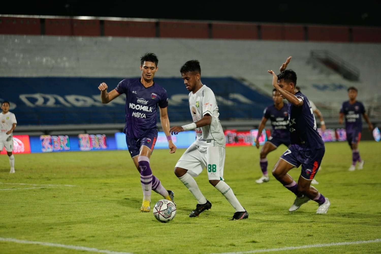 Pemain Persebaya, Alwi Slamat (tengah) mendapat penjagaan ketat dari pemain Persita di Stadion Kapten I Wayan Dipta, Bali, Minggu 6 Maret 2022. (Foto: Istimewa)