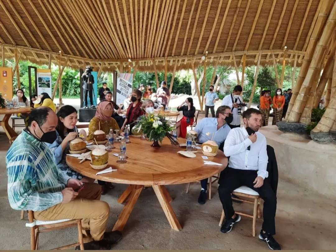 Leonardo Dicaprio dan Tobey Miguire sedang menikmat air kepala di Bali. (Foto: twitter @NewsDicaprioBR)