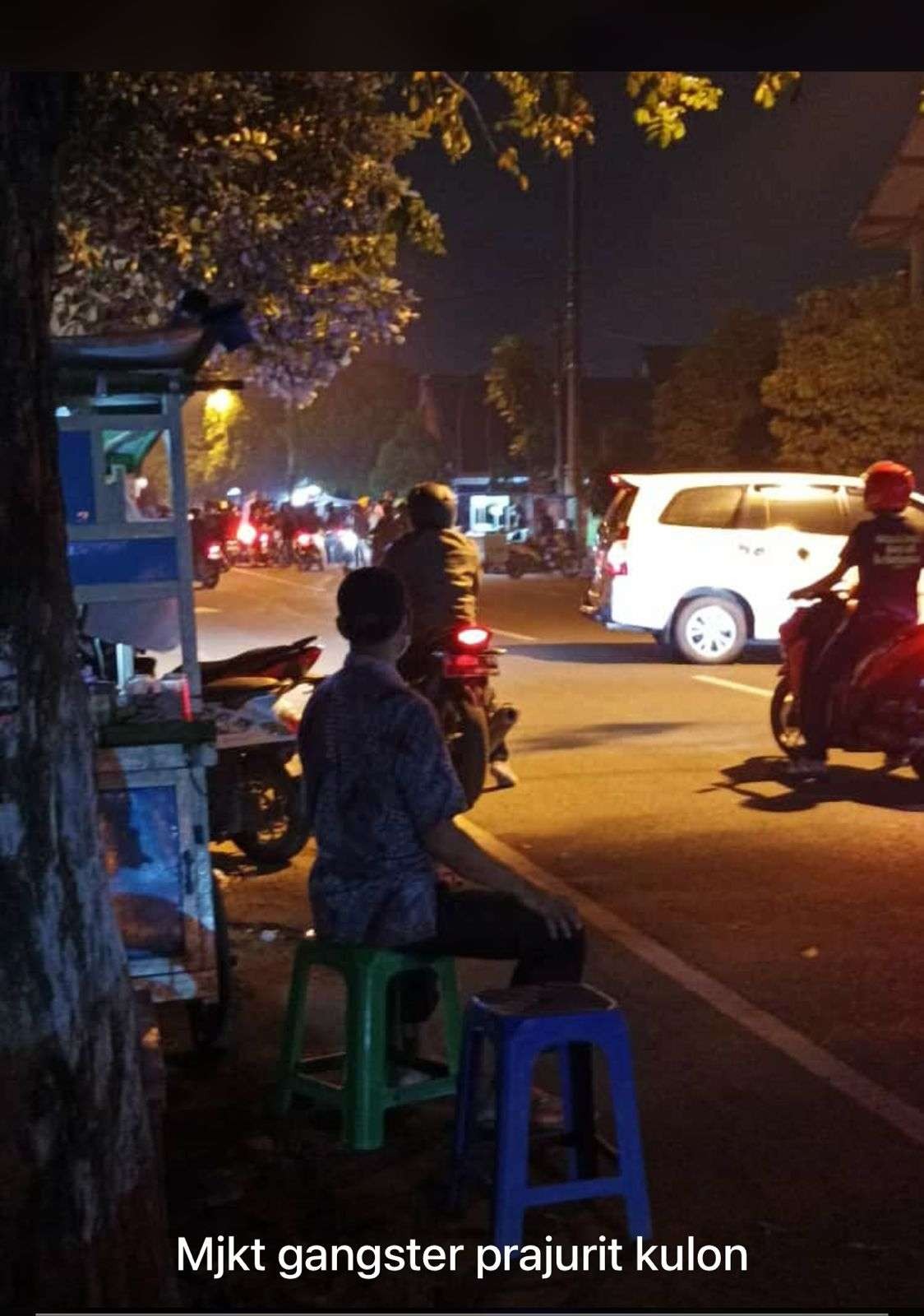 Diduga gengster di kota Mojokerto.(foto tangkapan layar story WhatsApp warga)