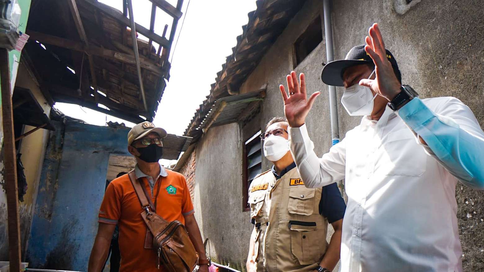 Wabup Subandi (baju putih) berada di rumah warga korban puting beliung. (Foto: Istimewa)