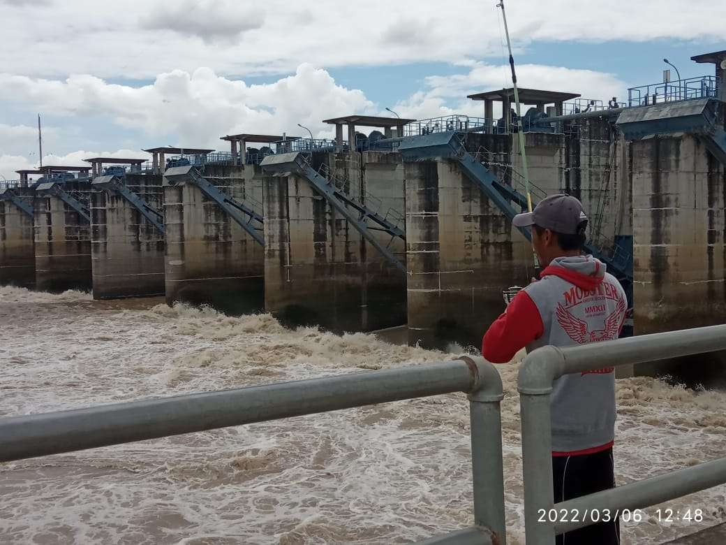 Salah satu pemancing yang tiap hari libur untuk mancing di Bendungan Gerak Bojonegoro. (Foto: Sujatmiko/ngopibareng.id)