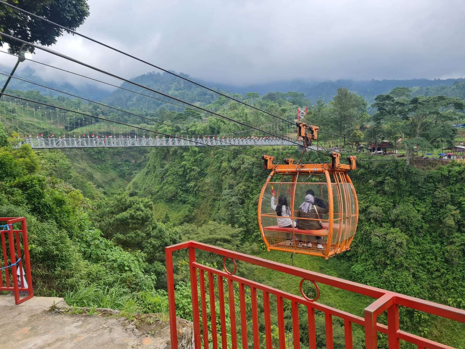 Jembatan gantung dan gondola yang menjadi akses warga Dusun Girpasang, yang terpisah karena tebing. (Foto: Istimewa)