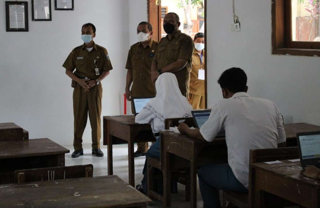 Kepala UPT Cabang Dinas Jawa Timur di Lamongan, Hidayat Rahmat saat melakukan sidak pelaksanaan EHB di SMA Negeri 3 Lamongan. (Foto: Imron Rosidi/Ngopibareng.id)