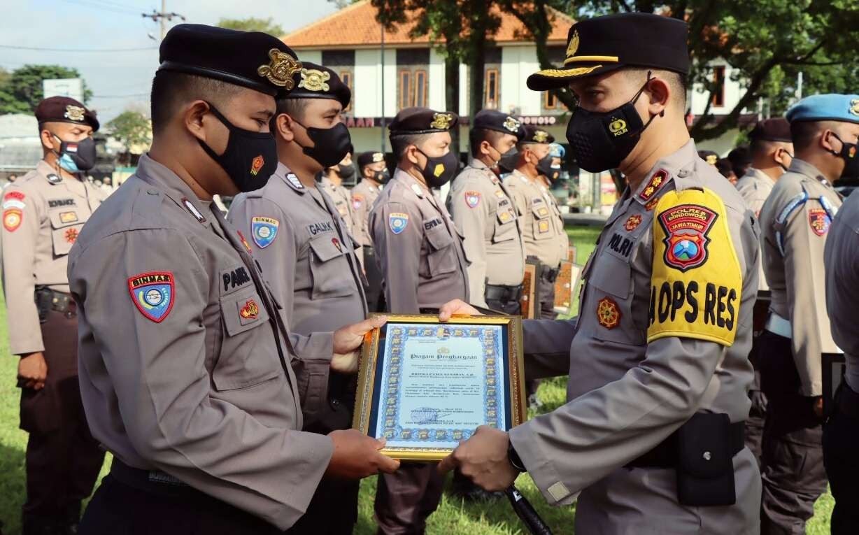 23 Bhabinkamtibmas Polsek menerima reward dari Kapolres Bondowoso AKBP Wimboko, karena dedikasi dan loyalitas menggenjot percepatan vaksinasi Covid-19.(foto:Guido/Ngopibareng.id)