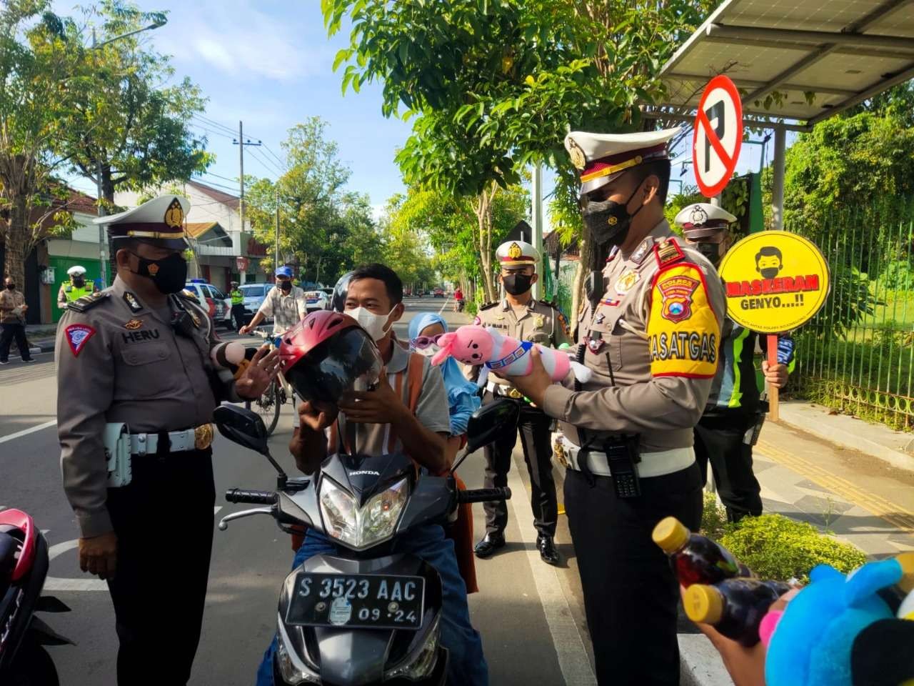 Satuan Polisi Lalu Lintas Polres Bojonegoro memberikan hadiah boneka bagi warga yang  tertib berkendaraan dan prokes. Kegiatan ini dalam rangka  Operasi Simpati Semeru 2022 di Kabupaten Bojonegoro. (Foto: dok.Satlantas Polres Bojonegoro/Ngopibareng.id)