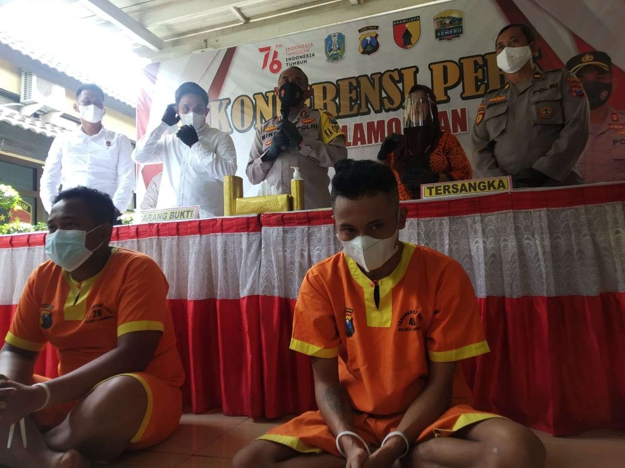 Kapolres AKBP Miko Indrayana menjelaskan kronologi sekaligus proses penangkapan dua pemuda terlibat kasus pengeroyokan. (Foto: Imron Rosidi/Ngopibareng.id)