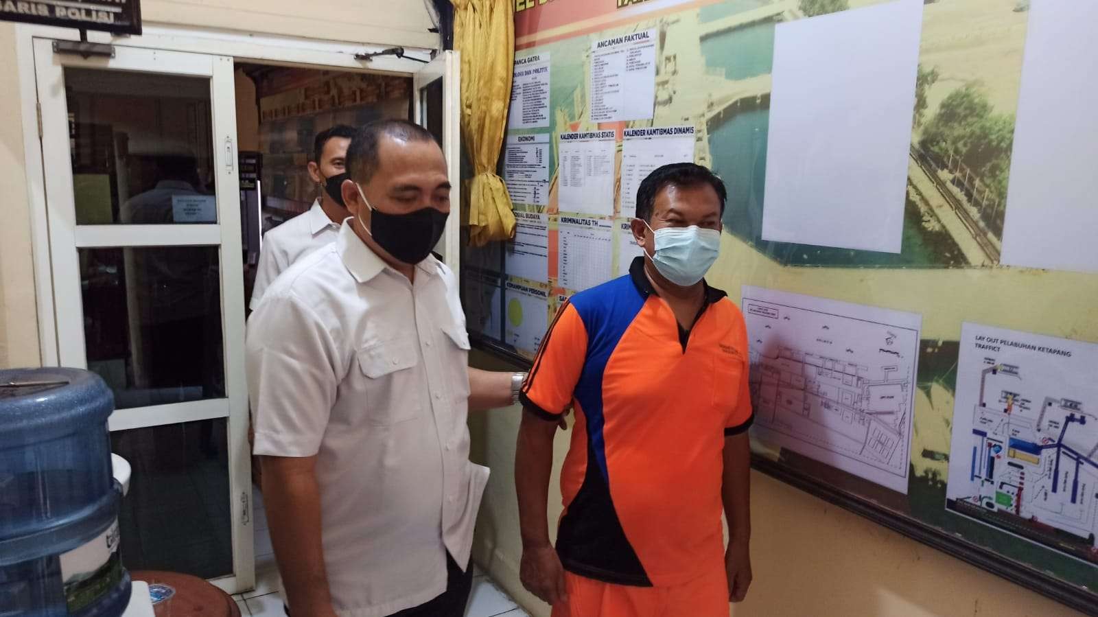 ES, penanggung jawab klinik yang mengeluarkan surat keterangan negatif Covid-19, yang diduga tanpa dilakukan pemeriksaan sampel swab. (Foto: Muh Hujaini/Ngopibareng.id)