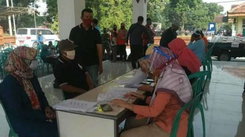 Pembagian bansos di Mojokerto. (Foto: Dok. Ngopibareng.id)