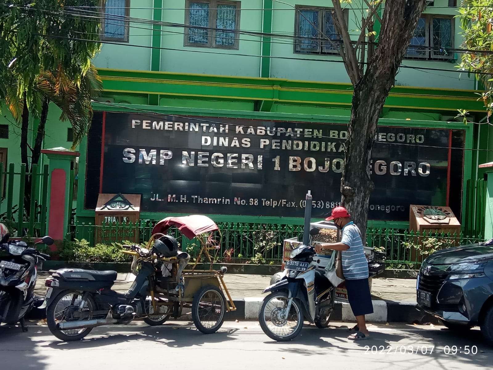 SMPN 1 Bojonegoro yang menerapkan 50 persen pembelajaran tatap muka dan juga di beberapa sekolah lain di Kecamatan Kota Bojonegoro. (Foto: Sujatmiko/ngopibareng.id)