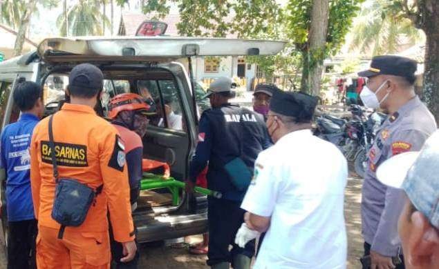 Jenazah korban dievakuasi ke dalam mobil ambulans untuk dibawa ke rumah duka. (Foto: Istimewa)