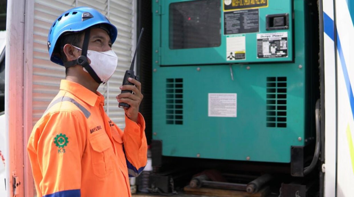 Petugas PLN saat berusaha mengalirkan listrik ke Madura (Foto: dok. Humas Pemprov Jatim)