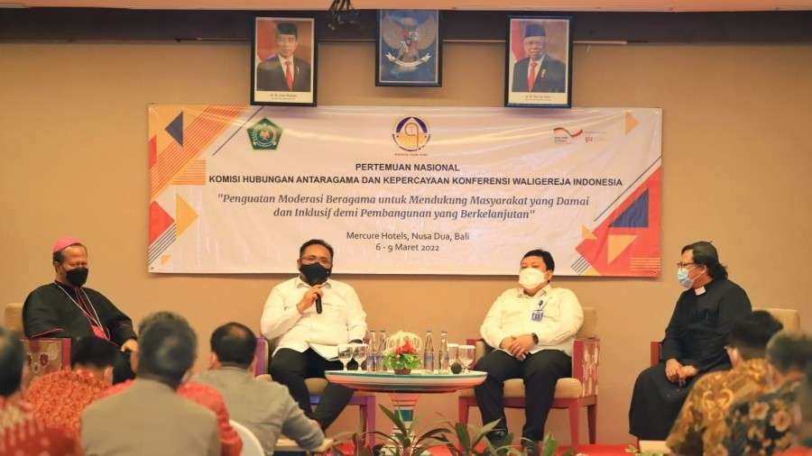 Menag beri sambutan pada Pertemuan Nasional Komisi Hubungan Antaragama dan Kepercayaan KWI. (Foto: Kemenag)