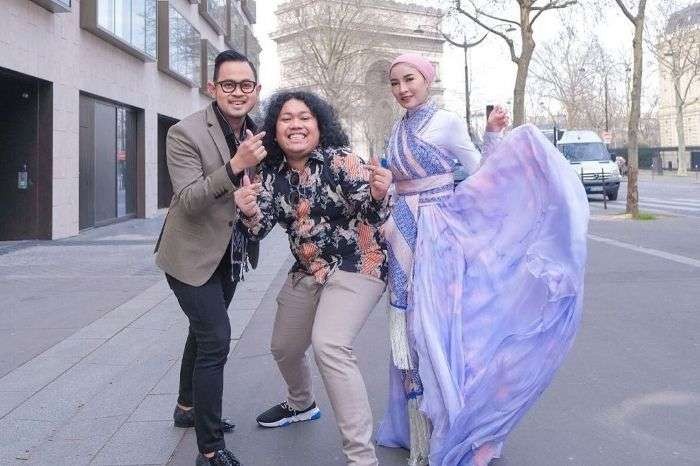 Shandy Purnamasari pose bersama suami, Gilang Jurangan 99 dan komika Marcel Widianto. (Foto: Instagram)