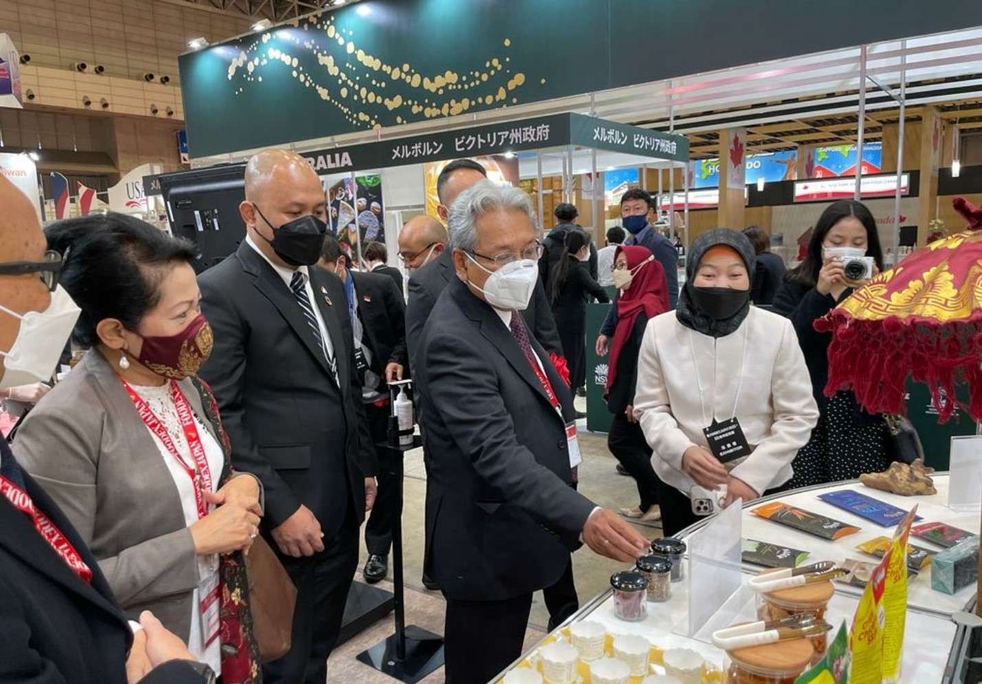 Dubes Heri Akhmadi meninjau salah satu stand pameran di Foodex, Makuhari Messe, Chiba, Jepang. (Foto: Dok KBRI Tokyo)