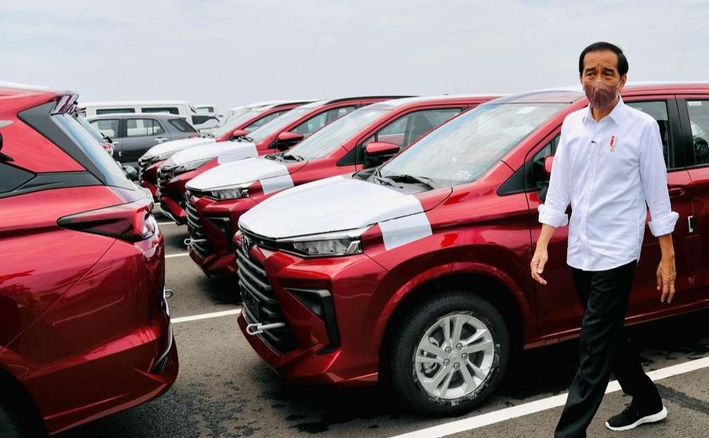 Epresiden menInjau pelyncuran ekspor mobil melalui Pelabiuhan Patimban  Subang, Jawa Barat ( foto: Setpres)