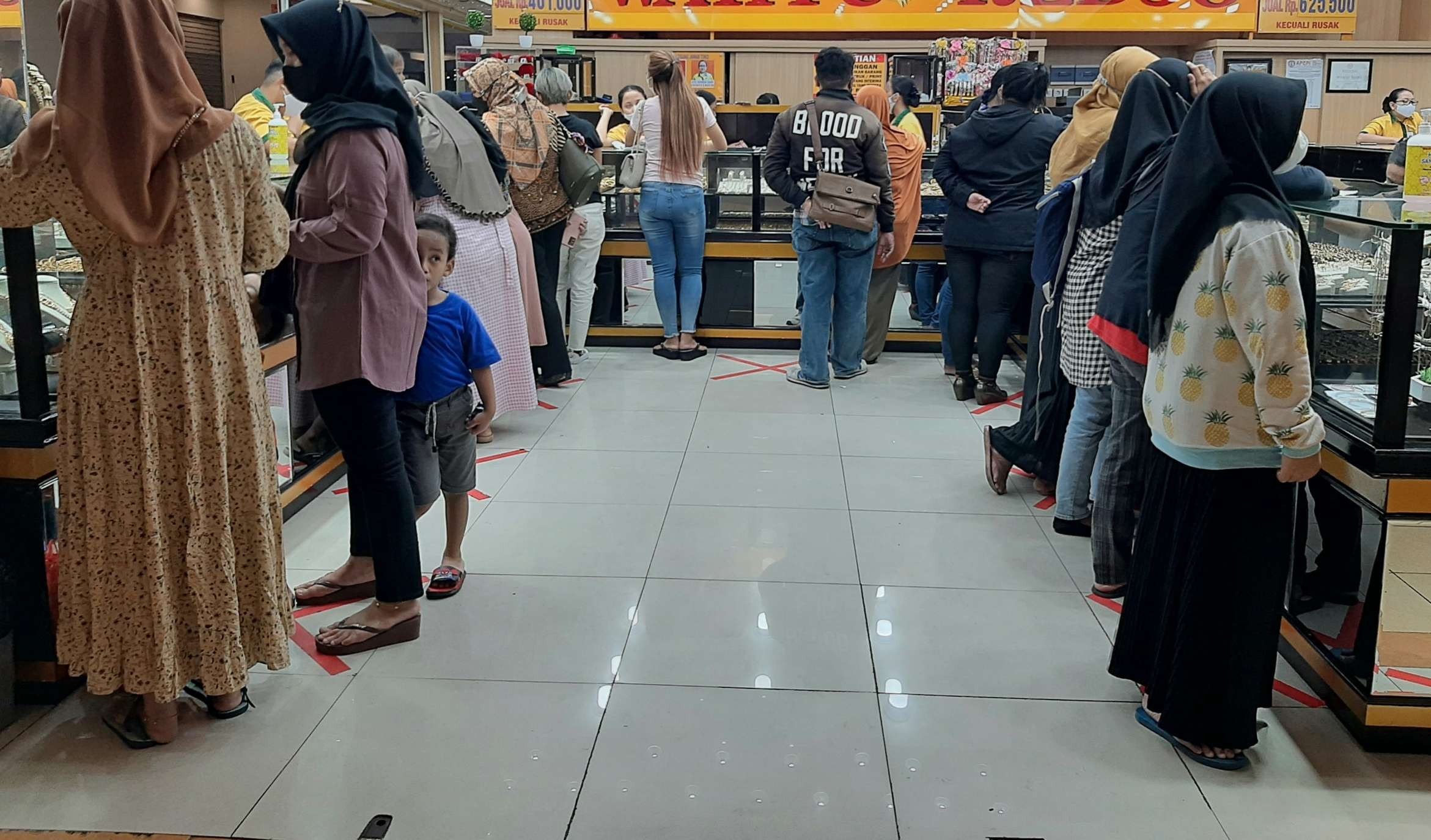 Salah satu toko emas yang ramai didatangi ibu-ibu untuk menjual emas simpanannya. (Foto: Pita Sari/Ngopibareng.id)