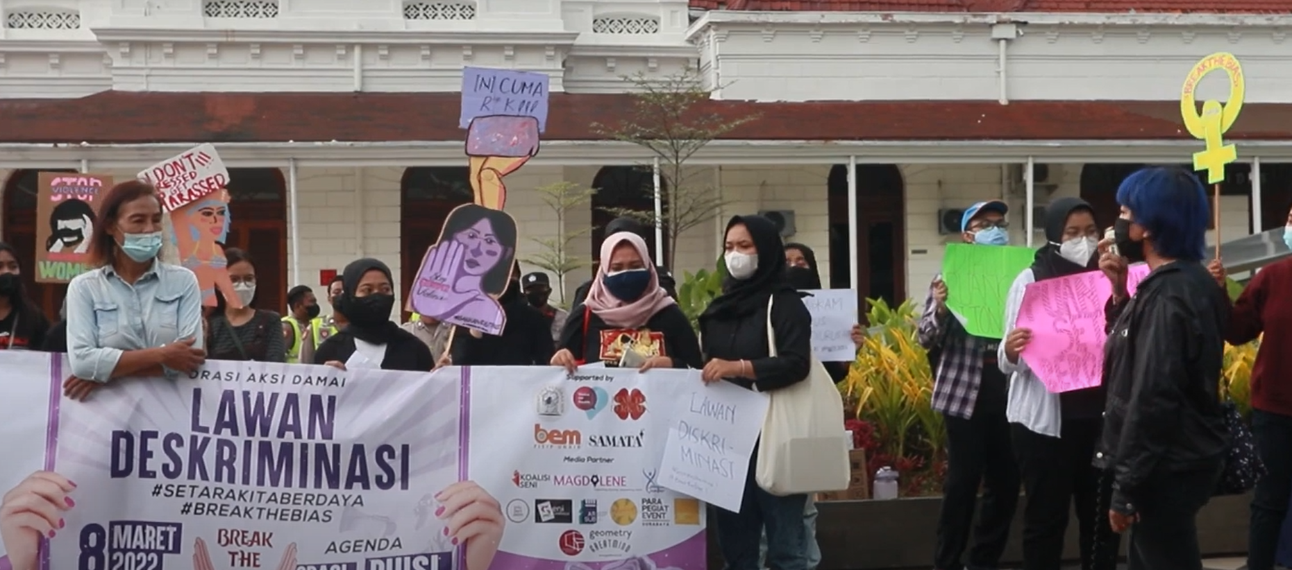 Aksi damai di depan Balai Pemuda Surabaya peringati Hari Perempuan Internasional (IWD). (Foto: Ditya Hanif/Ngopibareng.id)