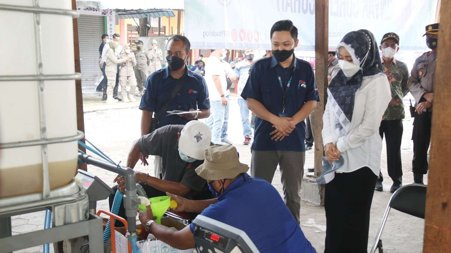 Bupati Mojokerto saat memantau distribusi minyak goreng untuk Industri Kecil Menengah (IKM) di Kabupaten Mojokerto, 8 Maret 2022. (Foto: Diskominfo Kabupaten Mojokerto)